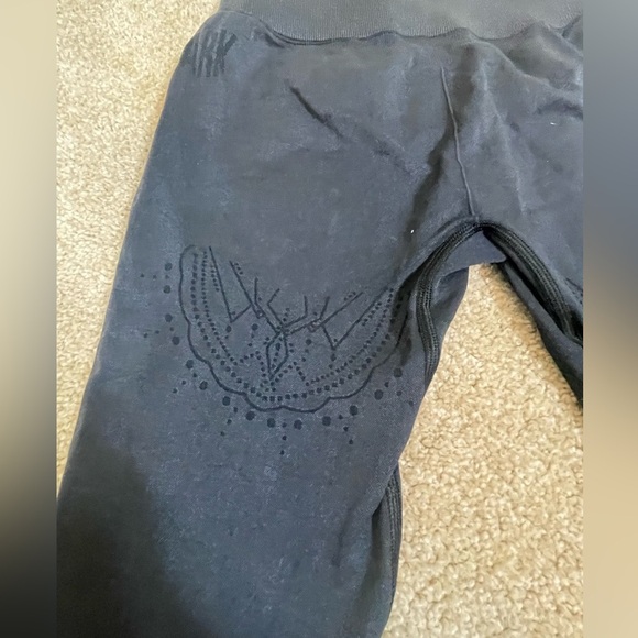 GYMSHARK black textured leggings with designs on front size XS - Picture 6 of 8